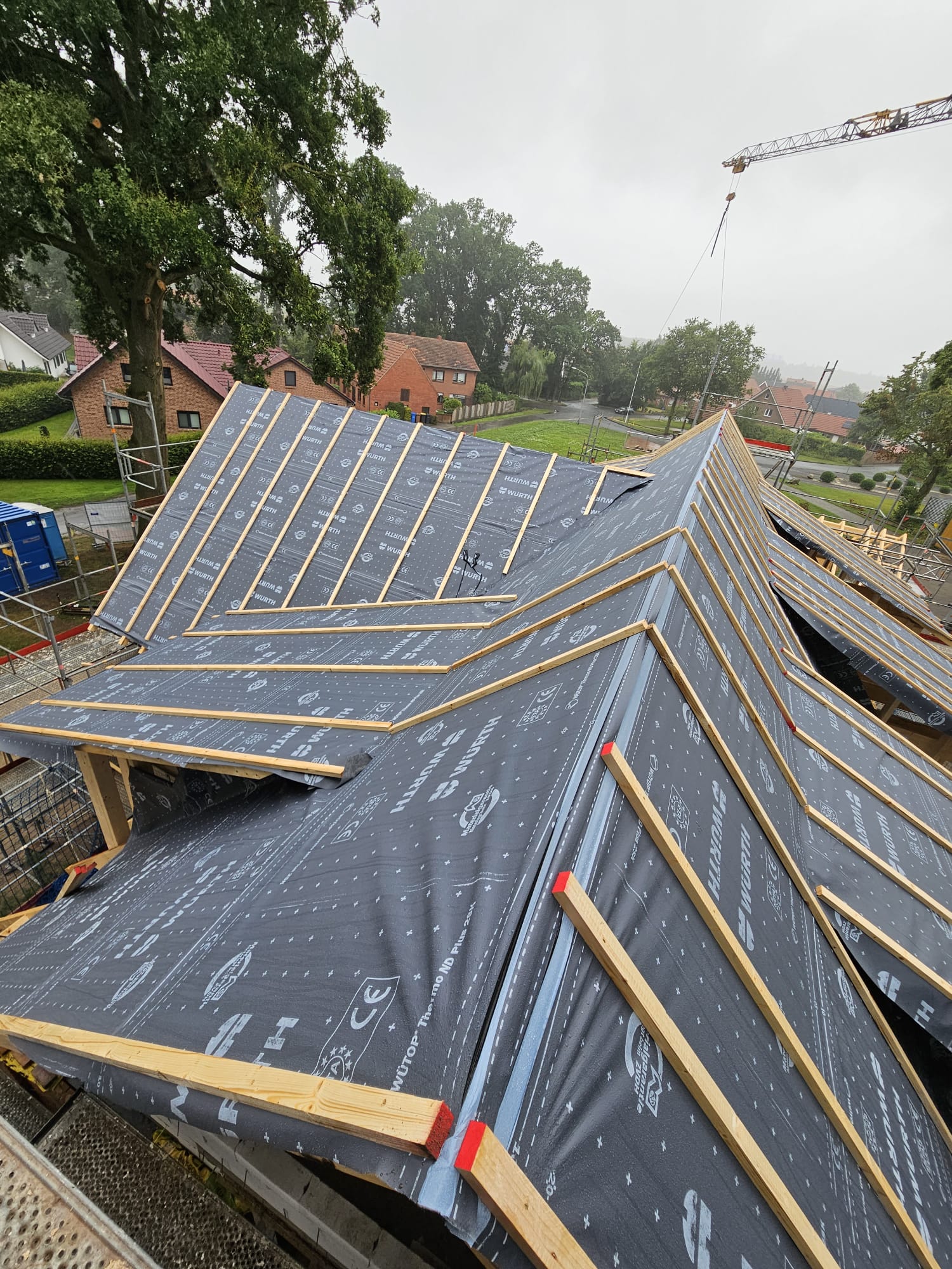 Ein Dach ohne verlegte Dachziegel.